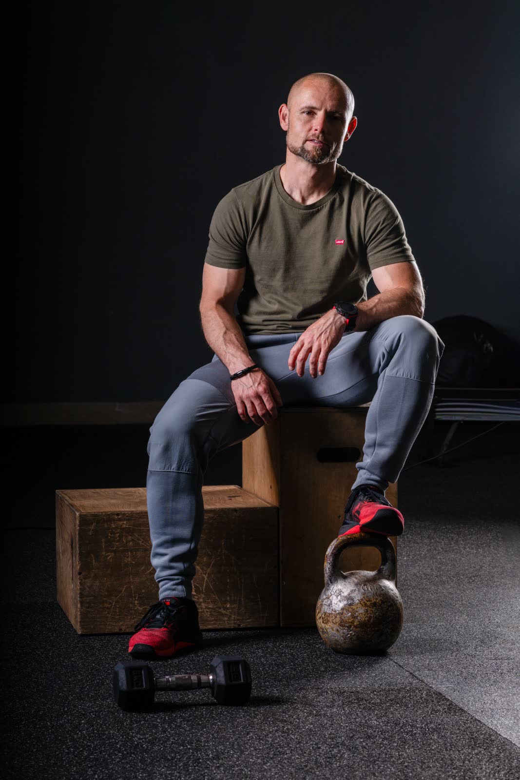 Michal Ščepko sedí na plyometrickom boxe v posilňovni